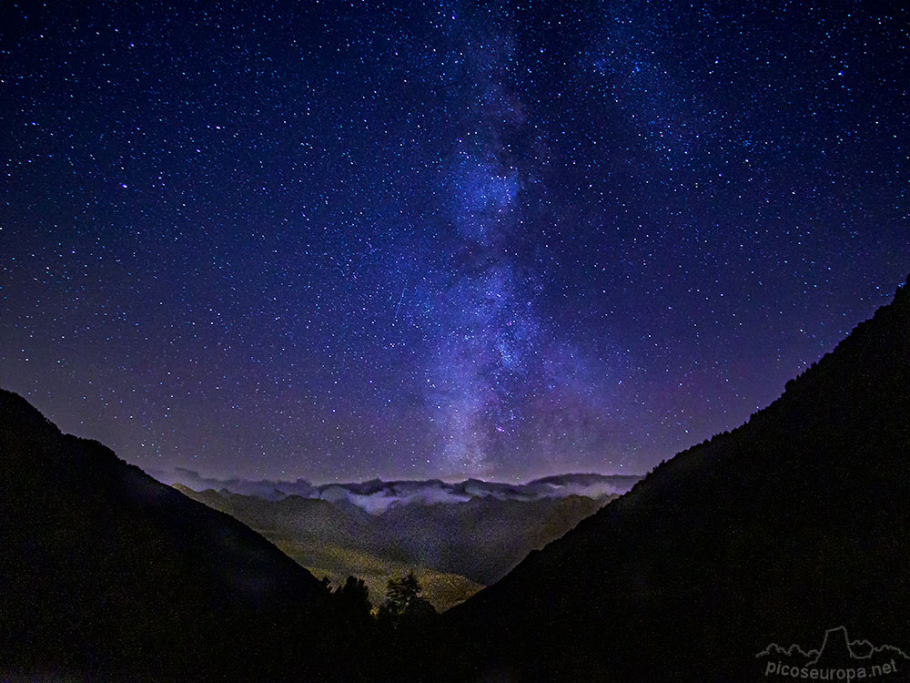 Foto: La Vía Láctea desde el mirador de la val de Varrados, Val d'Aran, Pirineos, Catalunya Foto: La Vía Láctea desde el mirador de la val de Varrados, Val d'Aran, Pirineos, Catalunya